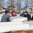 Sătenii din Brăieşti păstrează cu sfinţenie tradiţia confecţionării crucilor de gheaţă în Ajunul Bobotezei