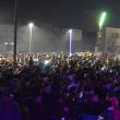 Cei mai mulţi suceveni au venit în parcarea centrului comercial aproape de miezul nopţii. Foto: www.orasulsuceava.ro