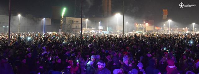 Cei mai mulţi suceveni au venit în parcarea centrului comercial aproape de miezul nopţii. Foto: www.orasulsuceava.ro