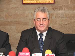 Primarul Ion Lungu a fost primul contribuabil care s-a achitat de obligaţiile către bugetul local pe 2015