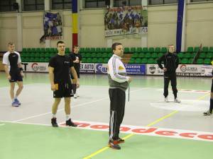Handbaliştii Universităţii Suceava au reluat antrenamentele după trei săptămâni de pauză, cu un fotbal de sală