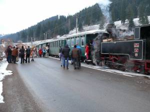 Turiştii care au plecat la drum cu trenul de epocă au avut ocazia să vadă peisaje de basm, să fie uraţi şi colindaţi