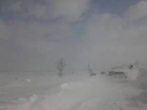 Patru persoane au rămas blocate în zăpadă după ce au încercat să meargă cu maşina pe un drum blocat de nămeţi