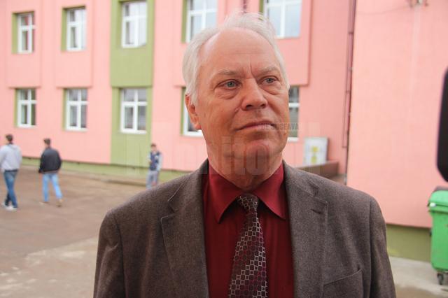 Constantin Sîrghi, directorul Şcolii „Miron Costin”: „Nu avem sală de aşteptare, nu încap toţi pe holuri, ar fi un haos”