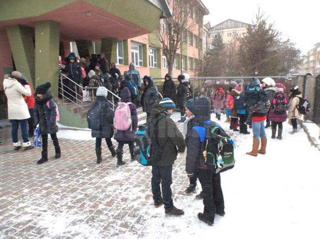 Părinţi nemulţumiţi că elevii aşteaptă în frig începerea cursurilor, la o şcoală din Burdujeni