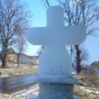 Crucea de gheaţă de la marginea DN 29, ridicată în faţa bisericii „Sf. Vasile cel Mare”