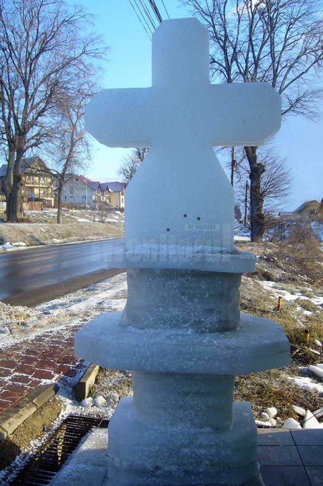 Crucea de gheaţă de la marginea DN 29, ridicată în faţa bisericii „Sf. Vasile cel Mare”