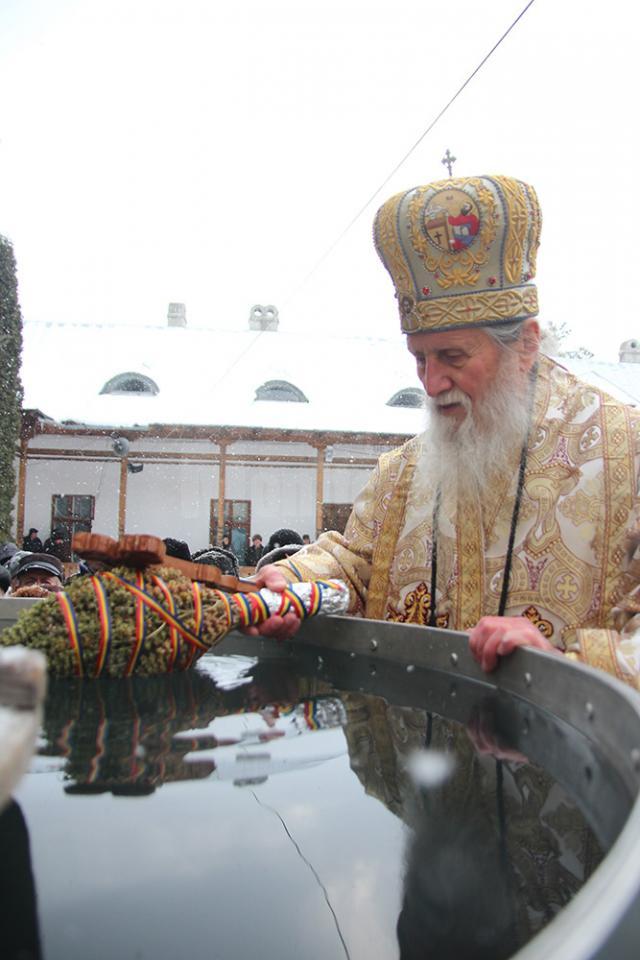 Sute de suceveni au participat la slujba de sfinţire a apei de Bobotează