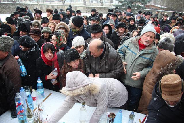 Sute de suceveni au participat la slujba de sfinţire a apei de Bobotează