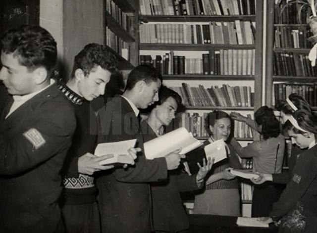 Elevi studiind în biblioteca şcolii