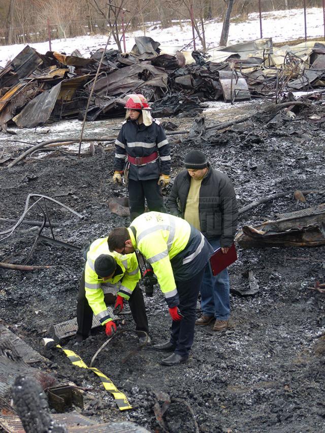 Ieri, după ce focul a fost lichidat în totalitate, anchetatorii au căutat indicii cu privire la cauza incendiului