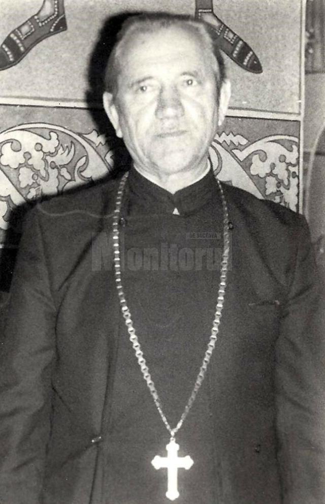 Preotul Laurenţiu Milici, în 1972, la primirea rangului de Stavrofor dat de Mitropolitul  Iustin al Moldovei şi Sucevei