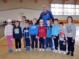 Profesorul Marcel Dascălu, alături de cei 10 tineri sportivi din Fălticeni