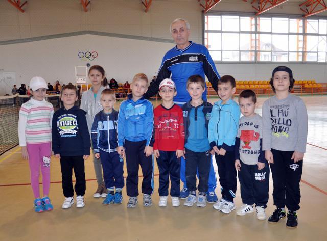 Profesorul Marcel Dascălu, alături de cei 10 tineri sportivi din Fălticeni