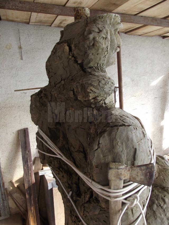 Monumentul lui Ştefan cel Mare pe care-l realizează sculptorul Mircea Dăneasă repetă peripeţiile hibernale ale „Bucovinei Înaripate”