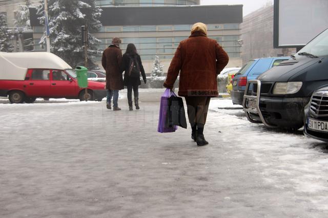 14 persoane au solicitat îngrijiri medicale după ce au alunecat pe gheaţa formată pe străzile şi trotuarele din oraş