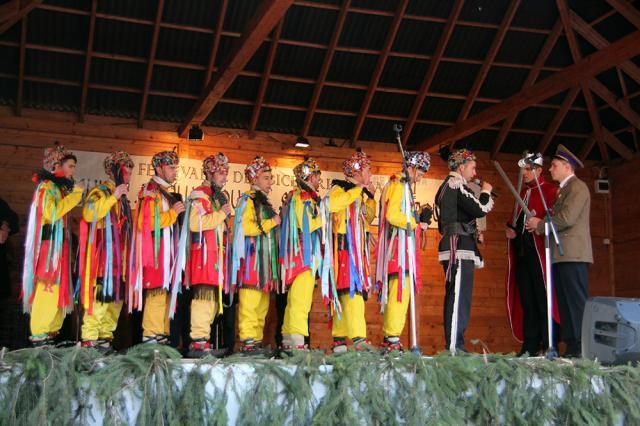 Urători din trei judeţe au participat la “Festivalul de datini şi obiceiuri pe stil vechi” de la Drăguşeni
