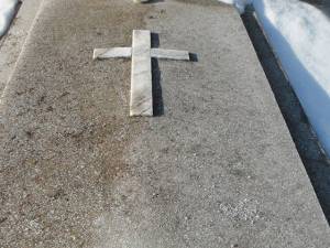 Cripte vandalizate în cimitirul central din Rădăuţi