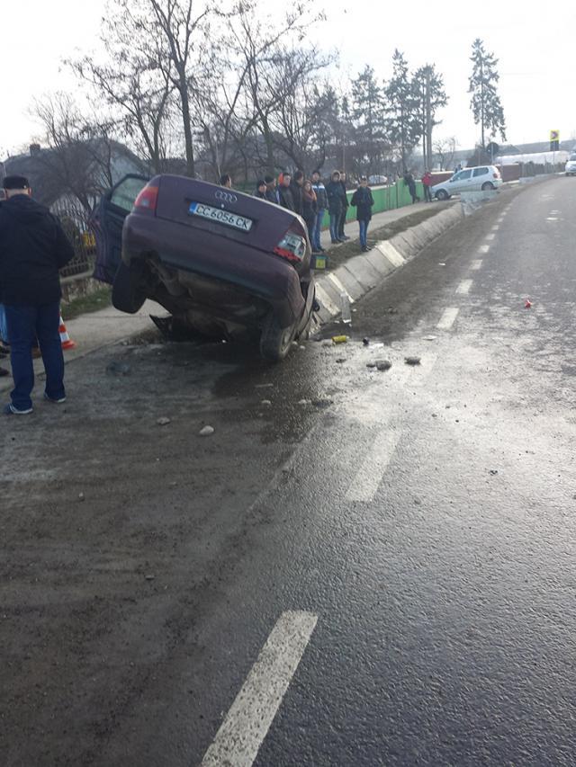 Maşina în care se aflau cei doi tineri s-a oprit în şanţ.  Foto: Ionuţ Burlea