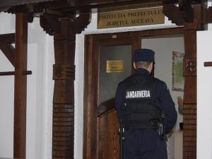 Biroul prefectului Sinescu, păzit de jandarm