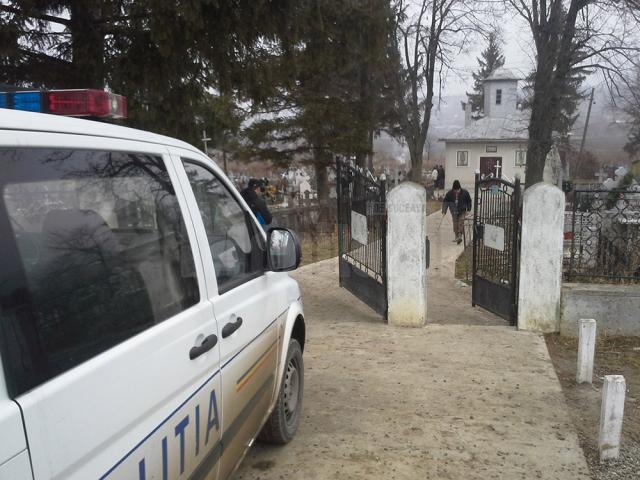 La Botoşani, poliţia a venit cu maşina până la poarta cimitirului