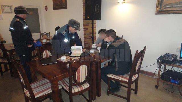 23 de elevi din Rădăuți au fost avertizați de lucrătorii de poliție, după ce au fost surprinși în câteva baruri din municipiu în timpul orelor de curs