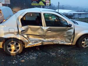 Două dintre maşinile avariate în urma accidentului de la Şcheia
