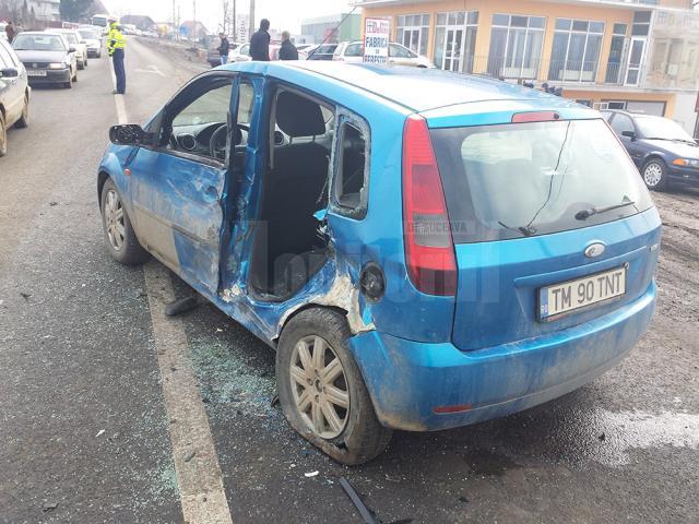 Pasagerele rănite din Ford Fiesta au fost scoase de pompierii de la Descarcerare