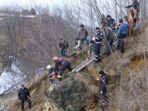 Blocul de piatră cu un diametru de aproximativ patru metri care punea în pericol patru locuinţe din comuna Hârtop a fost sfărâmat bucată cu bucată
