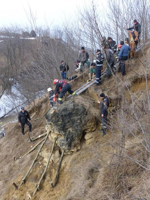 Blocul de piatră cu un diametru de aproximativ patru metri care punea în pericol patru locuinţe din comuna Hârtop a fost sfărâmat bucată cu bucată