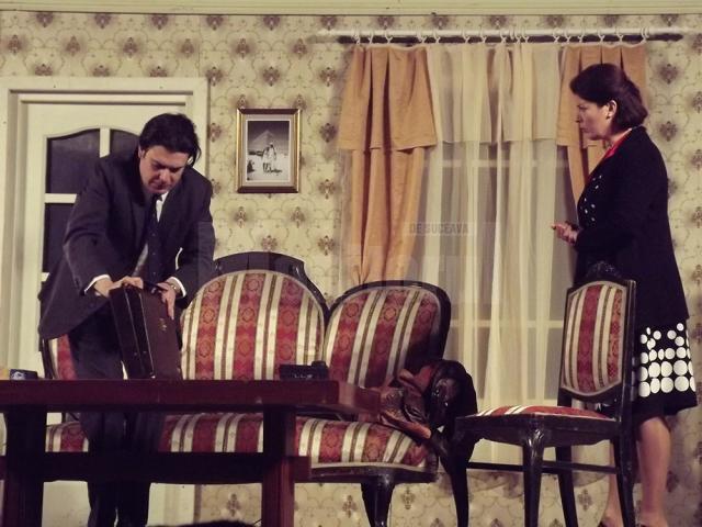 Aplauze la scenă deschisă pentru actorii botoşăneni, după spectacolul „Bani din cer”