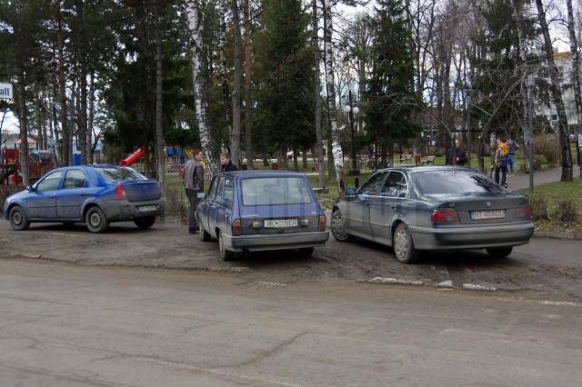 Maşini parcate în mijlocul trotuarelor, ore în şir, în zona Universităţii