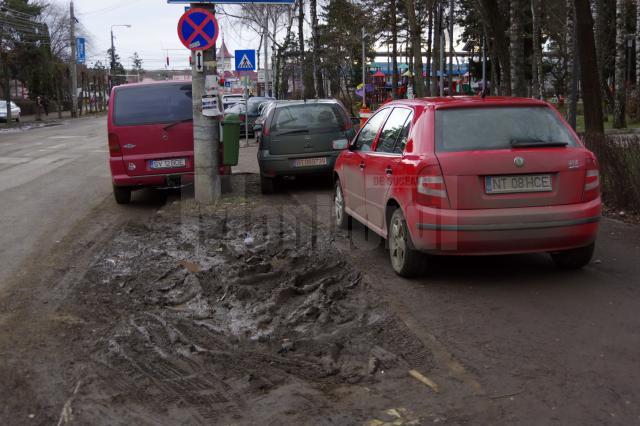 Maşini parcate în mijlocul trotuarelor, ore în şir, în zona Universităţii