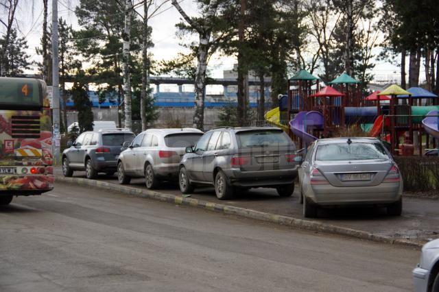 Maşini parcate în mijlocul trotuarelor, ore în şir, în zona Universităţii