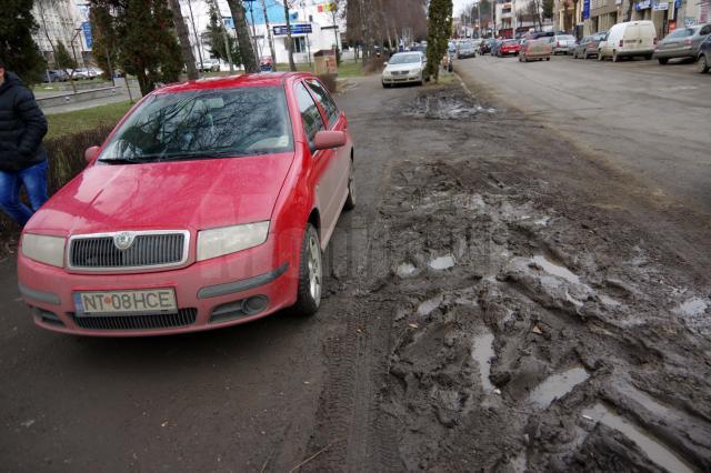 Maşini parcate în mijlocul trotuarelor, ore în şir, în zona Universităţii