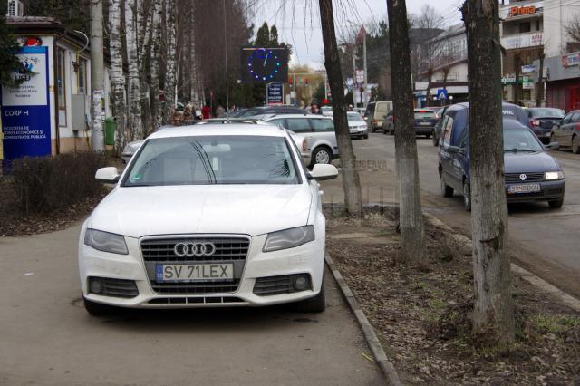 Maşini parcate în mijlocul trotuarelor, ore în şir, în zona Universităţii