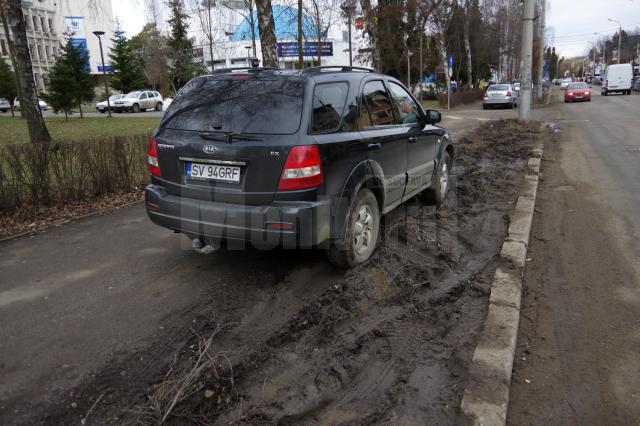 Maşini parcate în mijlocul trotuarelor, ore în şir, în zona Universităţii