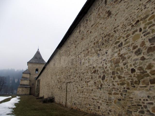 Turnul clopotniţă din zidul mănăstirii pe contrafortul căruia se află chipul Româncei