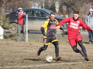 Iulian Ionesi (stinga) va ajuta Bucovina atât ca antrenor, cât şi din teren, ca jucător