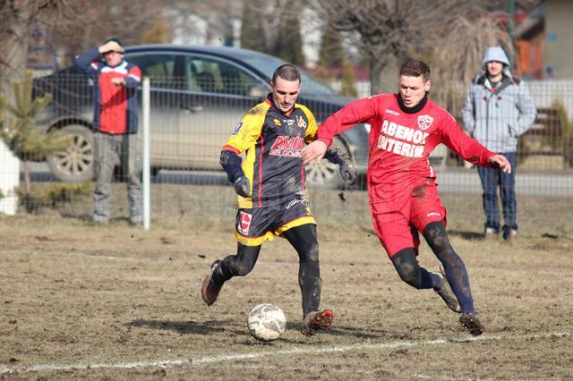 Iulian Ionesi (stinga) va ajuta Bucovina atât ca antrenor, cât şi din teren, ca jucător