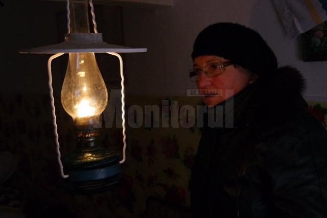 Trăiesc la lumânare şi lampă cu petrol, la doar câţiva kilometri de Suceava