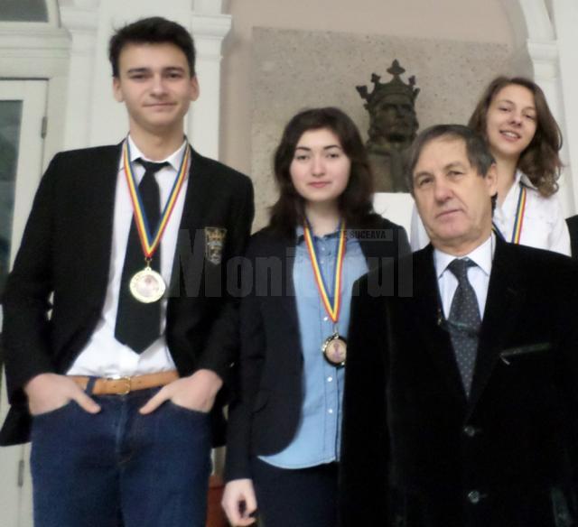 Elevi, profesori, universitari şi oameni de ştiinţă pasionaţi de fizică, astrofizică şi astronomie, la Tabăra Naţională de la Voroneţ