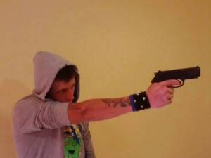 Savel Cătălin Ostăcioaie nu a ezitat nici să posteze pe Facebook o poză în care ţine o armă în mână