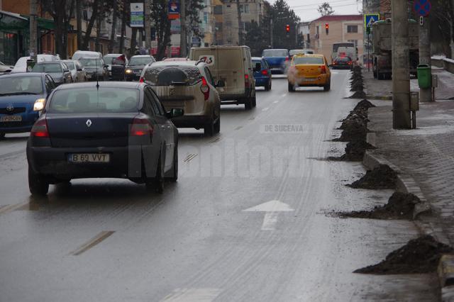 Trei echipe ale Diasil adună mormane de pietriş, nisip şi pământ din rigolele stradale