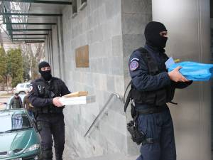 Comisarul Marius Ciotău a fost săltat cu mascaţii pe 22 decembrie 2014 şi adus la DNA, fiind reţinut pentru 24 de ore