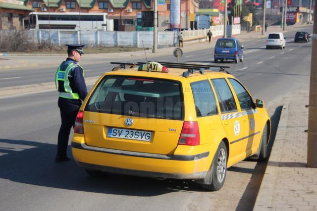 Acţiune de verificare a legalităţii transportului în regim taxi, soldată cu zeci de amenzi