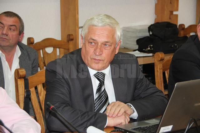 Actualul inspector şcolar general, prof. Gheorghe Lazăr, vrea să ţină în secret intenţia sa de a candida sau nu la şefia instituţiei