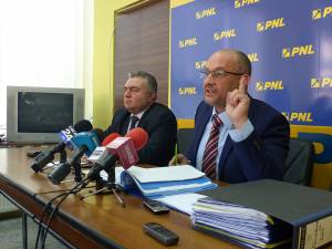 Alexandru Băişanu (dreapta) ameninţă conducerea centrală a PNL cu judecata