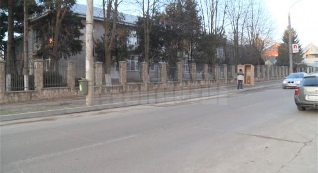 Budă improvizată în mijlocul trotuarului, pe Calea Unirii