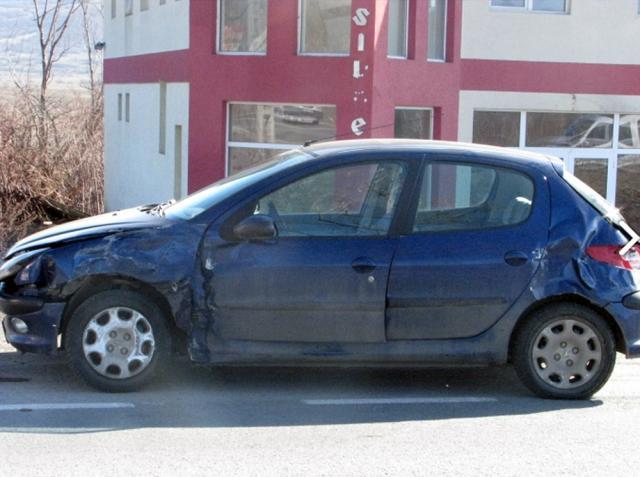 Autoturismul Peugeot a fost lovit în lateral de microbuzul de Suceava. Foto: bistriteanul.ro